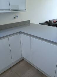 Busy kitchens benefit from beautiful laminate worktops, and there are lots of styles to choose from in our collection right here. Grey Granite Worktop White Handless High Gloss Kitchen Howdens Wooden Floor White Gloss Kitchen Black Countertops Grey Kitchen