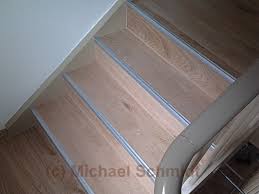 Am ende der vorbereitung muss die treppe in ihrem grundgerüst (in der regel aus holz) vorliegen um die ersten schritte der renovierung angehen zu können. Treppenrenovierung Mit Parkett Oder Laminat Die Heimwerkerseite De