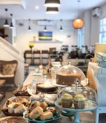 Her damak zevkine hitap edebilen evrensel tatlarla donatılmış açık mutfağı, bahçesi, şöminesi, dev ekran televizyonu, zengin şarap. 12 Cafe Di Batam Tempat Nongkrong Paling Asyik Tripcetera