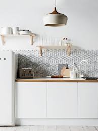 Sorprendentemente, hay incluso más opciones para los salpicaderos y las paredes de la cocina que las encimeras, cosa que puede hacer que la elección del material apropiado se convierta en un desafío. Azulejos Mini La Ultima Tendencia En Revestimientos Para Paredes Decoracion De Interiores Y Exteriores Estiloydeco