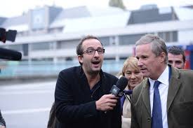 Quand on remplace la chaise du restaurant par un. Canal Qui Est Vraiment Le Trublion Cyrille Eldin Le Successeur De Yann Barthes Videos Vsd