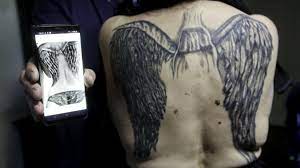 Le Tatouage Des Deux Ailes D Ange En 3d Se Transforme En Cauchemar