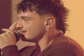 Balorda nostalgia, testo e significato della canzone di Olly