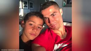 Cristiano ronaldo e la sua attenzione alla salute non sono certamente una notizia. Cristiano Ronaldo Gets Angry And Fights With His Son For Drinking Coca Cola Eating Chips