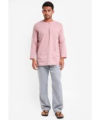 Here, the kain samping or kain sarung is worn below the baju rather than above it. Lubna Stripe Baju Melayu Teluk Belanga Wear