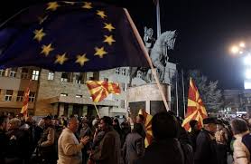 Прапор північної македонії — червоне полотнище із зображенням сонця жовтого кольору з вісьмома променями, що розходяться врізнобіч. Pivnichna Makedoniya Tisyachi Mitinguvali Na Pidtrimku Zakonu Sho Maye Privesti V Yes Yevropejska Pravda