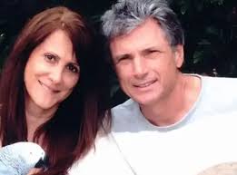 A shkojmë?!" Në kulmin e sagës me ish-et, Robert Berishën e "rrëmben"  Serena Sula