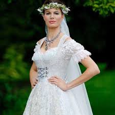 Wir haben für euch die interessantesten facts und brautkleider zu hochzeitskleidern aus aller welt. Die Trachtenhochzeit Weddix