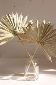 They should be kept in a vase without water. Simple Dried Sun Spear Palm Leaves For Diy Wedding Decor Driedfloral Driedflowers Wedding Weddingdecor In 2020 Palm Leaf Decor Dried Flower Arrangements Leaf Decor