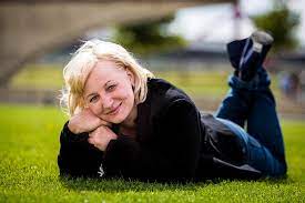 Andrea urban joins fox 13 as a sports reporter/anchor, she grew up in a suburb outside of chicago, playing sports and spending a lot of time in the dugout of her brother's baseball games, eating ranch. Nok A Magyar Hangok Mogott Urban Andrea