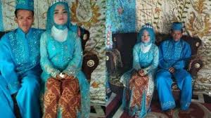 Simak deretan foto lucunya yuk. Viral Pengantin Menangis Di Pelaminan Apakah Ada Bulan Madu Pengantin Wanita Beri Jawaban Ini Tribun Jogja