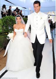 This Was Not An Easy Decision Kim Kardashian Files For Divorce From Kris Humphries After Just 72 Days Of Marriage That S 250 000 Earned Every 24 Hours Kim Kardashian Wedding Dress Kim