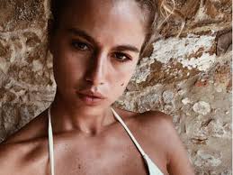 Cristina marino è ammiratissima su instagram per le forme impeccabili e assolutamente perfette. Cristina Marino Non Sono Rifatta Sopracciglia Contenta Della Mia Scelta