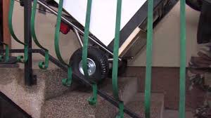 I carrelli per scale cingolati sono macchine che già di per sé hanno un peso strutturale elevato, che nel momento del passaggio su scala, va a sommarsi con il peso della i saliscale a 3 ruote sono carrelli elettrici che salgono e scendono le scale utilizzando un sistema elettrico di rotazione delle 3 ruote. Stepup Il Carrello Saliscale Ideale Per Scale Strette E Spazi Angusti