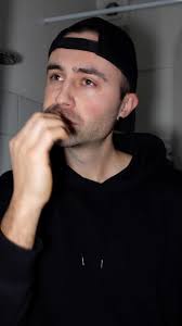 Fandt det her klip af Blachman og syntes at budskabet var nice Spottede  tilfældigvis at han havde 60 års fødselsdag d. 2. April Så jeg brugte en  uge på at skrive og