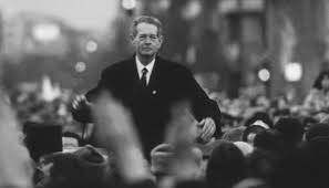 Regele mihai, filmat la scurt timp după abdicare imagini nemaivăzute până acum. S A Aflat Cine L A Alungat Pe Regele Mihai Din È›arÄƒ DupÄƒ RevoluÈ›ie Nu A Fost Iliescu Radio Romania ReÈ™iÈ›a