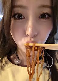 YUNJIN IS BACK ON STAGE 🔥 MEN 1E ΜΕΝ ME MEN ሥ 칼산