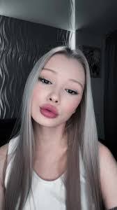 Shelly Moss's Instagram, Twitter & Facebook