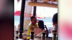 A través de sus redes sociales dijo que el viernes por la noche inició con síntomas leves. Mexicanos Opinan Sobre Las Fotos De Lopez Gatell En La Playa Cnn Video