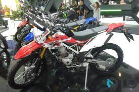 Cover pelindung knalpot warna putih dan cover suspensi depan warna hitam. Kawasaki Klx150 Baru Semakin Mirip Honda Crf150l