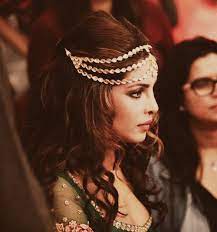 Choose one thick lace headband which goes well with your wedding dress details and be unique! Indian Bridal Hairstyles For Short Hair India S Wedding Blog