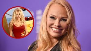 Kalder alle ”Baywatch”-fans! Pamela Anderson sælger sin ikoniske badedragt 
