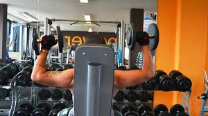 Doch bevor du dich an unser angebot wagst, solltest du dich vorher genau über geräte und. Korperkult Fur Sixpack Und Bizeps Schwitzen Jugendliche Taglich Im Fitness