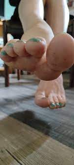Clean the giantess' feet!!! : r/GiantessFeet