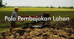 Petani ini bernyanyi sambil membajak sawah dengan kerbau. 5 Macam Pola Pembajakan Menggunakan Traktor Petani Quick