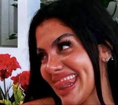 Hab gerade das Kami-Kleid gekauft, wird echt peinlich, wenn ich mich in  Casa sofort nach jemand anderem umschaue. : r/fuseboxgames