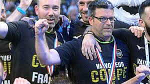 Le second entraineur de l'équipe de france de handball est guillaume gille, qui est lui aussi un ancien handballeur français. Handball Vainqueur De La Coupe De France Avec Chambery L Ex Entraineur De Poitiers Erick Mathe Tutoie Les Sommets