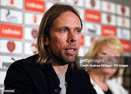 Ian Macphee's Instagram, Twitter & Facebook