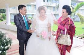 Tantekui seorang janda dia ditinggal suaminya yang meninggal 4 tahun yang lalu, nama tanteku vira walaupun sudah agak tua, tapi tante aku selalu kesalon untuk merawat tubuh dan wajahnya. Batak Wedding Part 2 Pernikahan Batak Modern Ala Pab 2016 Roosvansia