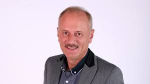Exclusiv primele informații despre starea lui toni grecu, transferat de la matei balș: Toni Grecu Merge La Spitalul De DemenÈ›Äƒ Noul Serial De Comedie Care Va Debuta La Protv Galerie Foto