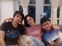 Yuni shara achieved a major domestic breakthrough in 1995 with the release of two highly commercial pop collections. Yuni Shara Posisikan Diri Jadi Teman Saat Edukasi Anak