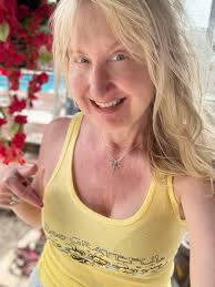 I quit painting ten yrs ago after a 30 yr art career to care for my  beautiful aging parents. I want to do something "NEW." I know nothing about  this technique. Do