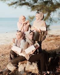 Shopping & retail in jakarta, indonesia. Wah Ini Dia Tips Dan Inspirasi Gaya Fashion Hijab Kompak Dengan Sahabat Ala Selebgram Hits