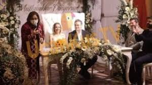 Kutsi, dört aylık sevgilisi sibel ülker ile evlendi. Kutsi Sessiz Sedasiz Evlendi Youtube