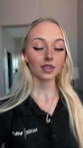 Holly Loomis's Instagram, Twitter & Facebook