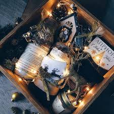 как сделать подарок на новый год родителям своими руками Idealnyj Podarok Pod Yolochku Cen S Izobrazheniyami Podarki Na Den Rozhdeniya Druga Korziny S Rozhdestvenskimi Podarkami Podarki