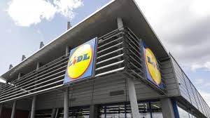 Des panneaux photovoltaïques, des revêtements au sol, absorbant l'eau de pluie et une politique zéro déchet, la grande surface se veut écolo. Coince Une Partie De La Nuit Sur Un Parking Du Lidl De Charleroi Edition Digitale De Charleroi