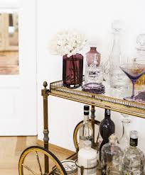 Barwagen Styling Deluxe Die Kombination Aus Gold Und Lilatonen Wirkt Aufregend Und Schafft Einen Glamourosen Hausbar Look Servierwagen Dekor Deko Interieur