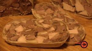 Toba de porc cu limba, inima, rinichi, sorici, carne si usturoi, colorata cu boia. Toba De Porc Youtube