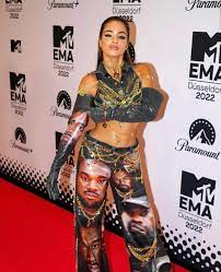 Israeli pop star Noa Kirel wearing a fit full of kanye pics at the EMAs :  r/WestSubEver
