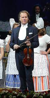 André rieu is nederlandse violist en orkestleider die wereldwijd een grote populariteit geniet met zijn uitvoeringen van klassieke composities van onder meer johann strauss. Andre Rieu Wikipedia