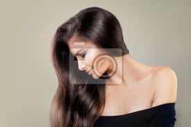 Halblanges haar frisuren lockiges haar mit pony. Frau Frisur Frisuren Fur Frauen Uber 60 2020 02 29