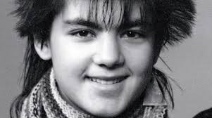 la figura. I capelli scuri