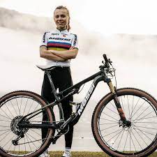 In her first season as a junior in 2016, lecomte became french champion a. Massi Aire Sl Della Campionessa Del Mondo U23 Loana Lecomte Una Full Da Quasi 10 Kg Pianeta Mountain Bike