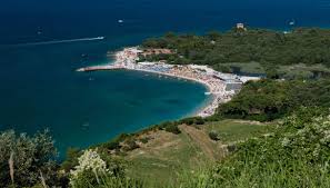 Portonovo: spiaggia incantata ai piedi del Monte Conero nelle Marche