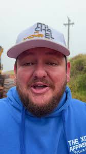 deixava a estrada lisinha… era alegria na certa! Quem lembra? 👶🚜 “Se eu  te fizer voltar pra infância, cê me segue!” E quem já me segue… comenta aí:  “Voltei no tempo!” ⏳👇 #máquinaspesadas ...